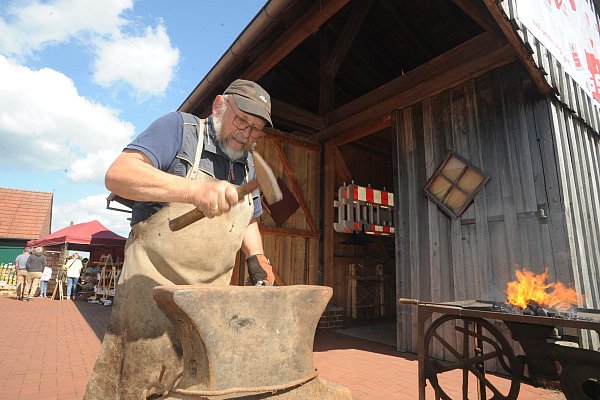 Helmut Bringewatt zeigte während des Mühlentages an der Eilhauser Königsmühle die Schmiedekunst. - © Joern Spreen-Ledebur