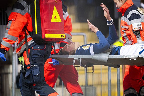 Arminia Bielefelds Roberts Uldrikis Bielefeld musste verletzt vom Platz getragen werden. - © imago/Noah Wedel