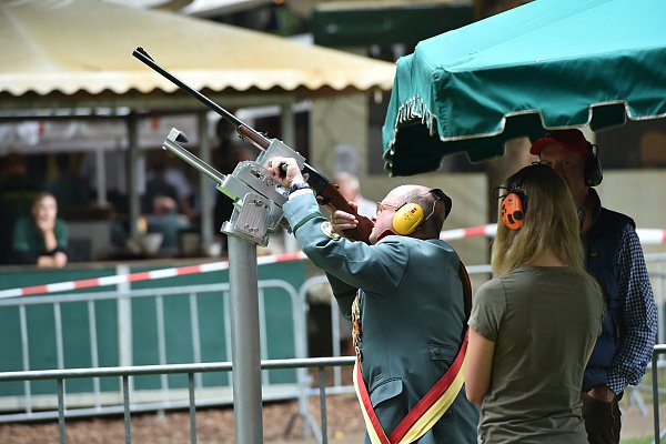 Das Vogelschießen ist ein traditioneller Wettbewerb auf dem Schützenfest, um den Titel des Schützenkönigs oder der Schützenkönigin zu erringen. - © Wilfried Hiegemann