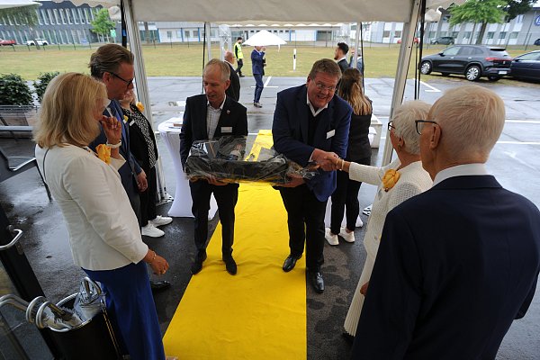Die beiden Bürgermeister Frank Haberbosch aus Lübbecke und Kai Abruszat aus Stemwede überreichten Margrit und Dietmar Harting, Philip Harting und Maresa Harting-Hertz einen Korb mit Spezialitäten aus beiden Kommunen - inklusive einer Flasche des zum Lübbecker Stadtjubiläum gebrauten Bieres. - © Joern Spreen-Ledebur