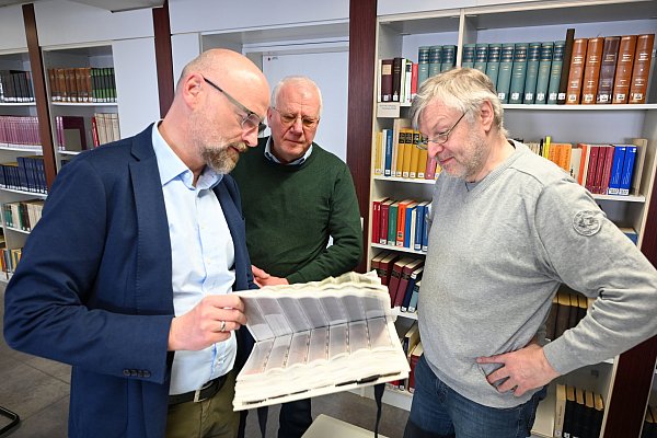 Paul Gockel (Mitte) übergibt der Stadt Paderborn seinen Bilderschatz. I. Beigeordneter Carsten Venherm (links) und der Leiter des Stadt- und Kreisarchivs Paderborn, Wilhelm Grabe, nehmen die wertvollen Negative entgegen. - © Stadt Paderborn