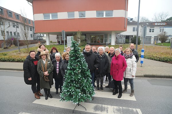 Beschäftigte verabschiedeten sich vom Krankenhaus und nahmen auch ihren Weihnachtsbaum mit. Im Gebäude ist nun ein Sicherheitsdienst tätig. - © Joern Spreen-Ledebur