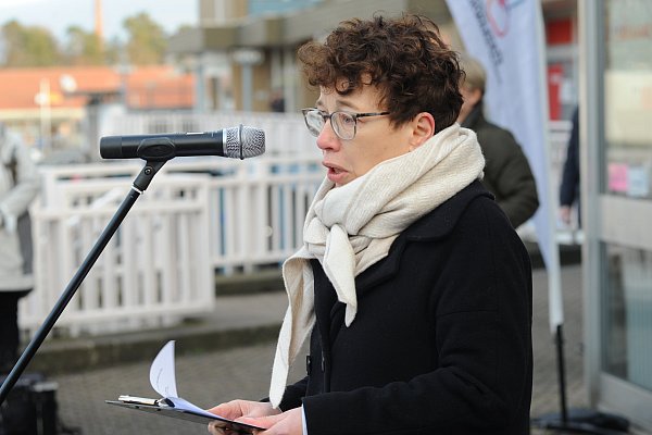 Schulleiterin Marie-Luise Schellong ist politisch aktiv. 2022 sprach sie auf einer Kundgebung gegen den Krieg in der Ukraine. - © Joern Spreen-Ledebur