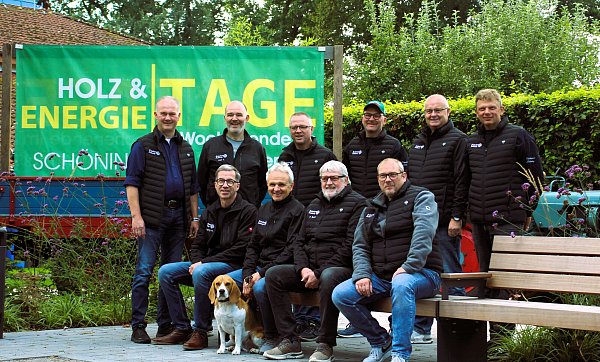 Die Organisatoren freuen sich auf die zweite Auflage der Schöninger Holz- und Energietage zum Herbstfest. Michael Schulte (stehend, v. l.), Ralf und Wolfgang Freitag, Gerhard Hagenbrock, Walter Peitz, Rainer Balsmeier und Wolfgang Hagelüken (vorne, v. l.), Georg Hagenbrock, Falk Buck und Markus Ogasa. - © DEMAG