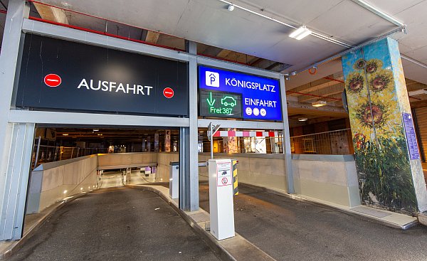 Die Einfahrt an der Marienstraße zur Tiefgarage Königsplatz: Hier sehen die Grünen die Möglichkeit, ein Fahrradparkhaus zu errichten. - © Niklas Tüns (Archivfoto)