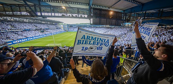Die Arminia-Fans zeigen auf der Bielefelder Alm eine Choreo zum 120. Geburtstags des Vereins. - © Sarah Jonek