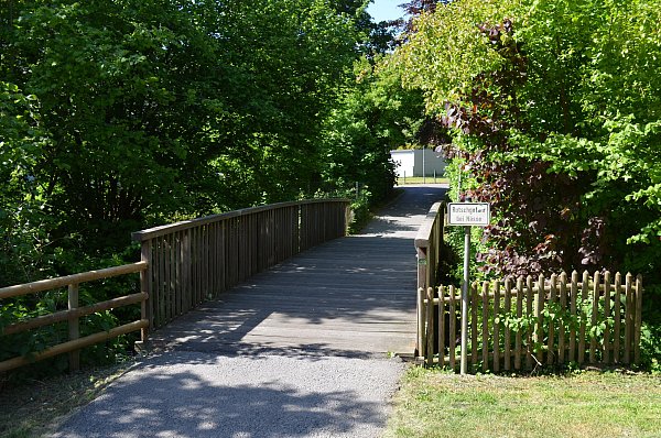 Keine 500 Meter weiter ist die breite Holzbrücke für Fußgänger und Radfahrer weiterhin geöffnet und ermöglicht die Überquerung des Bollerbachs. - © Nicole Fischer