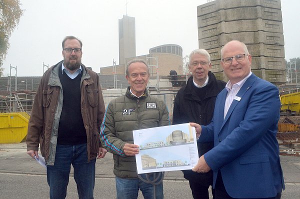 Sebastian Bublitz (Gemeindeverband katholischer Kirchengemeinden OWL, v.l.), Eckhard Lindemeier (Firma Lindex), Pfarrer Hubert Maus und Detlef Müller („Katholische Kindertageseinrichtungen Minden-Ravensberg-Lippe“ gGmbH) stellen Pläne der bereits im Bau befindlichen Kita neben der Thomas-Morus-Kirche (hinten) vor. - © Sibylle Kemna