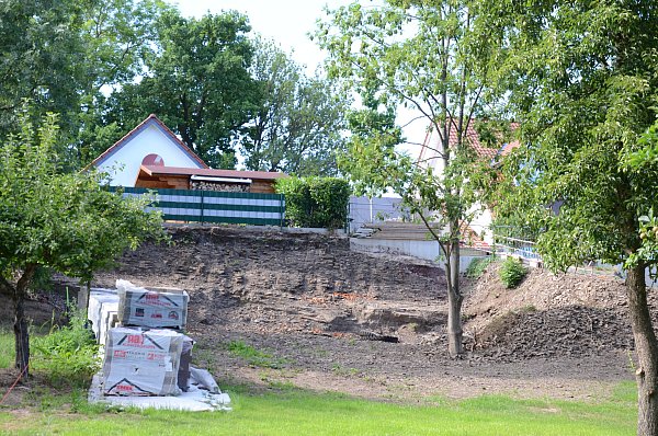 Die Vorbereitungen für den Bau Ponystall südlich der Straße Auf dem Buchhof haben begonnen, Baumaterial liegt bereit. Was ist da für ein Riesenloch in den alten Hang gebaggert worden, kritisierte im Bauausschuss Grünen-Ratsfrau Karola große Burhof-Matern. - © Joern Spreen-Ledebur