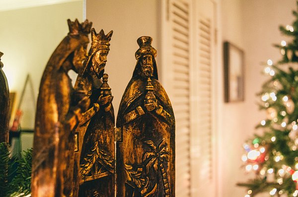 Die Heiligen Drei Könige sind eine zentrale Figur im christlichen Glauben und werden traditionell am 6. Januar gefeiert. - © Unsplash by Jonathan Meyer