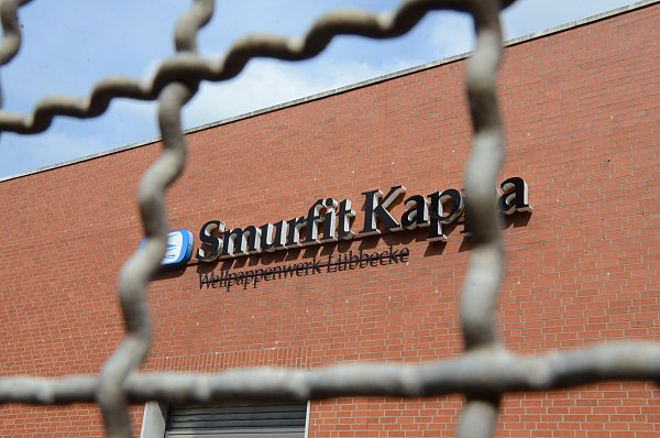 Das Werk Smurfit Westrock an der B239 in Lübbecke hieß zuvor Smurfit Kappa. Dieser Name ziert noch immer eine Außenwand. - © Joern Spreen-Ledebur