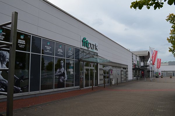 Noch steht der Schriftzug des alten Werre-Park-Mieters über dem Eingang. Bald aber soll dort "Sports Club" zu lesen sein. - © Falk Justus Rahn