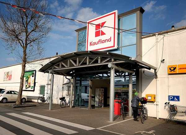 Am vierten Sonntag des Monats verwandelt sich der Kaufland Parkplatz in eine Stöber-Landschaft. - © Andreas Frücht