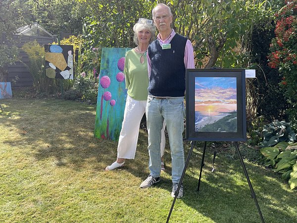 Farbenprächtig: Die Kunstschaffenden Sabine Jaekel und Klaus Chabowski stellen im Garten Beckmann in Paderborn aus. - © Ann-Britta Dohle