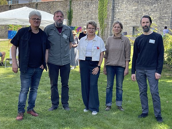 Fred B. Kanena (v. l.), Jörn Neumann, Ulla Mersch, Dagmar Körkemeier und Michael Lönne sind mit ihren künstlerischen Arbeiten hinter den Paderborner Klostermauern gerne gesehene Gäste. - © Ann-Britta Dohle