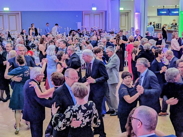 Die Tanzfläche ist auch in diesem Jahr beim Jägerball in Brakel wieder gut gefüllt. - © Burkhard Battran