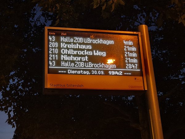Für die Gütersloher Stadtbuslinien funktioniert die Anzeige - hier werden auch die regulär geplanten Abfahrtszeiten der Linien in den Kreis angezeigt. - © Julian Brinkmeier