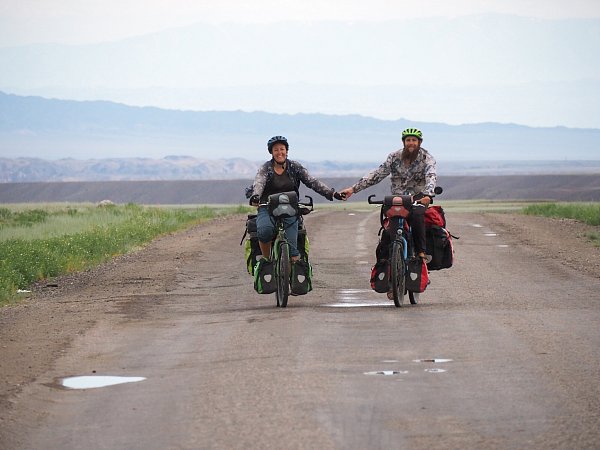 Karin Bezler und Simon Marks sind rund 21.000 Kilometer gefahren. Dieses Foto zeigt sie auf einer Hochstraße in Kirgistan. - © Karin Bezler, Simon Marks
