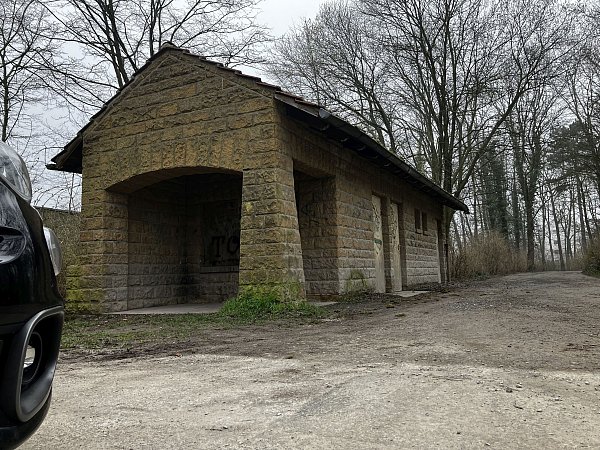 Hinter dieser Hütte soll das nackte Baby schutzlos im Gebüsch zurückgelassen worden sein. - © Jens Reichenbach