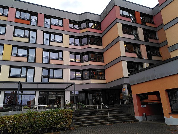 Im Löhner Seniorencentrum St. Laurentius haben sich Unbekannte Zutritt zu Bewohnerzimmern verschafft. Was sie dort getan haben, ist derzeit Gegenstand der Ermittlungen der Polizei. - © Judith Gladow