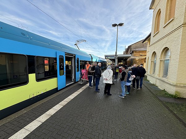 Für Reisende dieses Regionalzugs aus Herford endete die Fahrt vorerst in Altenbeken. - © Katharina Eisele