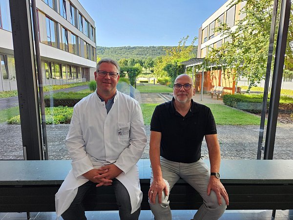 Dr. Alexander Ottenhof (l.) hat Hinrich Hinnah behandelt und operiert. Der Mindener Urologe setzt sich für das Thema Männergesundheit ein. - © MKK/Christian Schwier