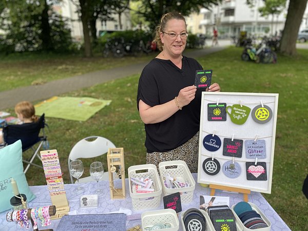 Sommer, Sonne, Riemeke": Zum Flohmarkt hat sich Dorothee Pöhler ein neues Design ausgedacht. - © Julia Spiekerkötter