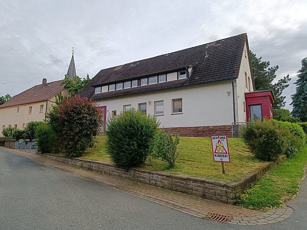 Heute: Das Kindergartengebäude in Beverungen-Titelsen im Jahr 2025. - © Manuela Puls