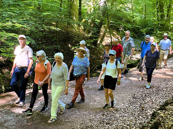 Auf den Spuren der Römer wanderte die Gruppe des Oerlinghauser Heimatvereins zum Haus Neuland, in dessen unmittelbarer Nähe das Marschlager gefunden worden war. - © Horst Biere