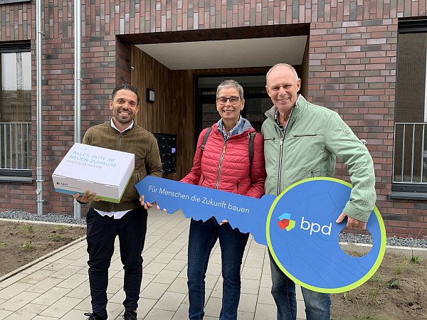 Rosario Ligori, Projektsteuerung BPD, übergibt den symbolischen Schlüssel an Monika und Norbert Vockel. - © BPD