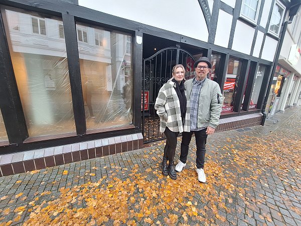 Nina und Wilko Wiemers vor dem markanten Fachwerkhaus, das sie schon bald zum Barber-Shop herrichten werden. - © Peter Heidbrink