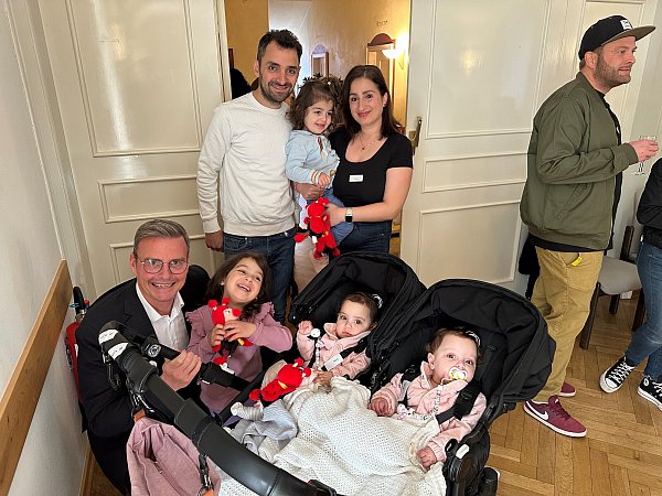 Familie Gök fühlt sich in Rietberg sehr wohl. Das Foto zeigt (v. l.)
Bürgermeister Andreas Sunder mit Josephine und den Zwillingen Carlotta und Isabelle sowie den Eltern Andreas und Sonja Gök mit Mathilda. - © Stadt Rietberg