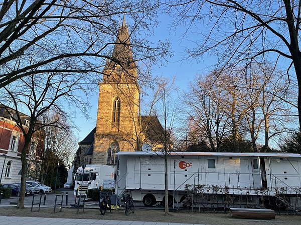 Rund um die Petrikirche am Wilhelmsplatz wurden schon seit einigen Tagen Trucks und Übertragungswagen des ZDF gesichtet. - © Natalie Gottwald