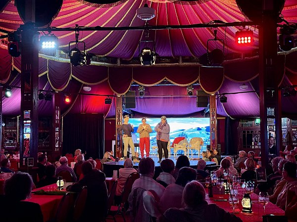 Schon im letzten Jahr waren die "Weiber" im Spiegelzelt - jetzt geht der Wahnsinn weiter - © Peter Unger