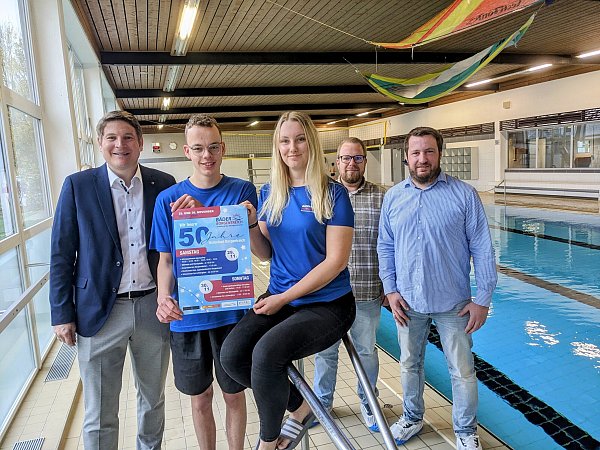 Bürgermeister Nicolas Aisch, Azubi Mathis Gutzeit, Bäderleiterin Pia Heise und die Stadtwerkeleiter Marc Frewer und Martin Grone freuen sich auf das Jubiläumwochenende. - © Burkhard Battran