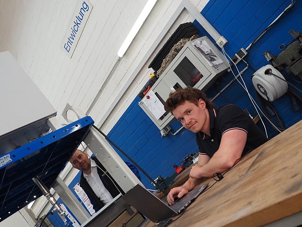 Spier aktiv: Teamwork und Kreativität tragen beim weltweit agierenden Fahrzeugbauer aus Steinheim zum wirtschaftlichen Erfolg bei. Das gilt auch für den neuen Meister Moritz Meyer (r.) und Abteilungsleiter Manuel Freitag. - © Josef Köhne