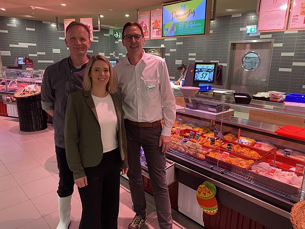 Jürgen Horst, Marlén-Sophie Möllmann und Thorsten Take vor der Fleischtheke im Marktkauf. - © Dirk Windmöller