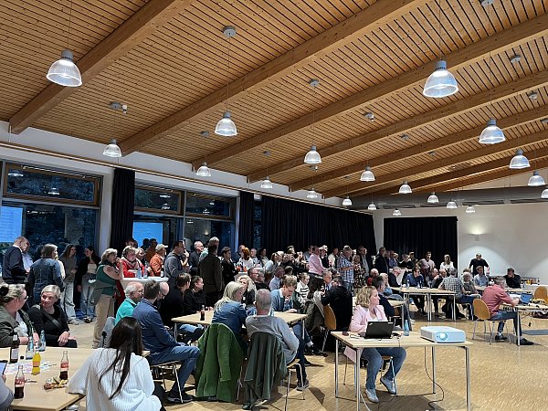 Weit mehr als 100 Stadträte, Parteimitglieder und Interessierte verfolgen die Wahlergebnisse. - © Jule Prietzel