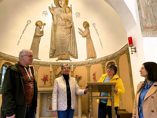 In der Antoniuskapelle sprach Regina Kretschmer (2. v. r.) über die Geschichte des kleinen Gotteshauses. Michael Kretschmer (v. l.), Helga Bartnik und Katharina Piel hören zu. - © Horst Biere