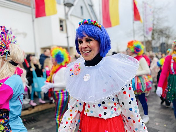 Die Altweiber aus Rietberg starten die Karnevalssession mit dem Kostüm-Flohmarkt. - © Lena Vanessa Bleck