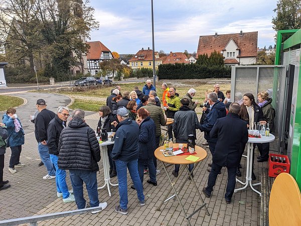 Alle Anlieger waren anlässlich der offiziellen Freigabe zu einem kleinen Umtrunk eingeladen. - © Burkhard Battran