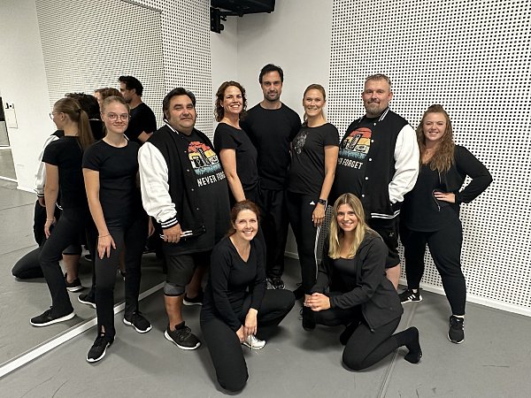 Die Mitwirkenden des Schlosstheaters Fürstenberg freuen sich auf die neue Revue. - © Schlosstheater Fürstenberg