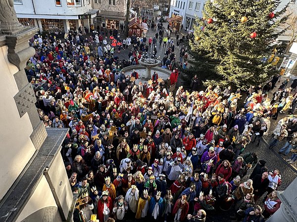 Rund 1.500 Sternsingerinnen und Sternsinger haben sich zur Bundesweiten Eröffnung des Driekönigssingen auf dem Paderborner Rathausplatz versammelt. - © Stadt Paderborn