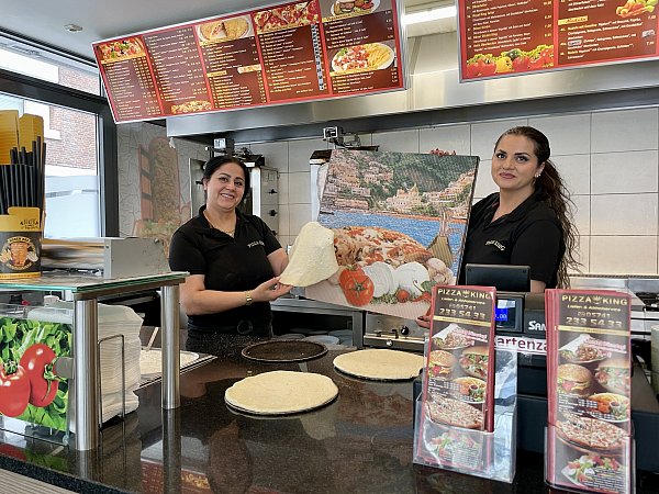 Pizzen gibt es bei Pizza King in den unterschiedlichsten Größen von klein (26 cm) bis hin zur großen Familienpizza. Die sind mindestens genauso beliebt wie der Döner - ob als Tasche mit Weißkäse, Döner Dürüm in dünner Teigrolle oder Tellergericht. Angerichtet werden die Speisen von Rockan Also (l.) und Hanna Sueljman. - © Heike von Schulz