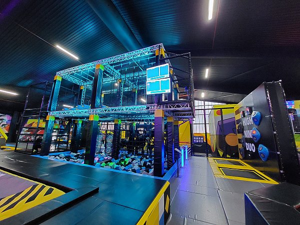 Im Mega Bounce Minden gibt es mehr als 15 Attraktionen, unter anderem einen Ninja-Parcours. - © Mindoortainment