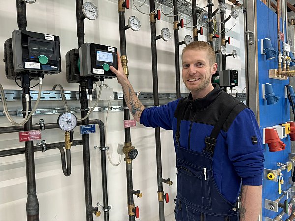 André Nahen freut sich, dem Nachwuchs moderne Technologie im Bildungscampus Handwerk nahezubringen, hier an den externen Wärmetauschern zur umweltfreundlichen Heizungsunterstützung. - © M. Schäfer