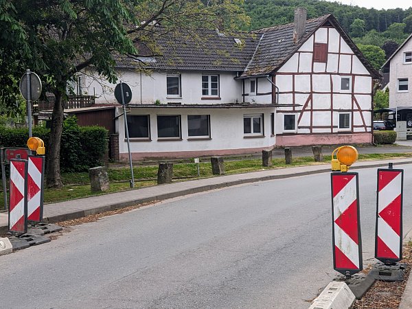 Die ehemalige Pension Im Spring 1 in Bruchhausen steht leer und soll abgerissen werden. - © Burkhard Battran
