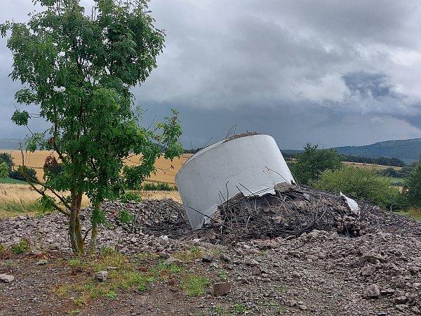 Nach der Sprengung liegt das Fundament in Trümmern. Nur der Stahlring wird durch die Explosion nicht zerstört. - © Michaela Weiße