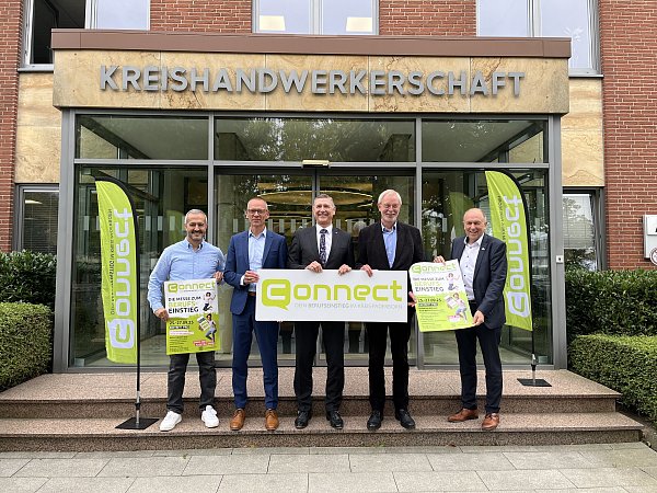 Auf viele Besucherinnen und Besucher auf der Job-Messe in Paderborn freuen sich Lazgin Kurt (v. l.), Aloys Buschkühl, Jürgen Behlke, Heinz Thiele und Christoph Rüther. - © Verena Freiberg