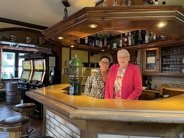 In der Gaststätte "Zum Burgmannshof" in Lübbecke wird Kneipenkultur gepflegt. Hannelore Telke-Beutel (l., Inhaberin) und Inge Pernow sorgen dafür, dass das noch eine Zeitlang so bleibt. - © Heike von Schulz